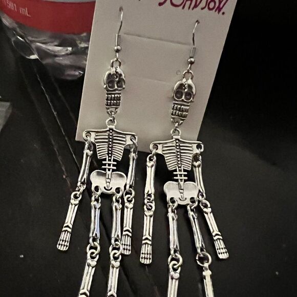 🩶 ON SALE 🩶 Betsey Johnson Metallic Skeleton Dangle Earrings 🩶 - Picture 8 of 10